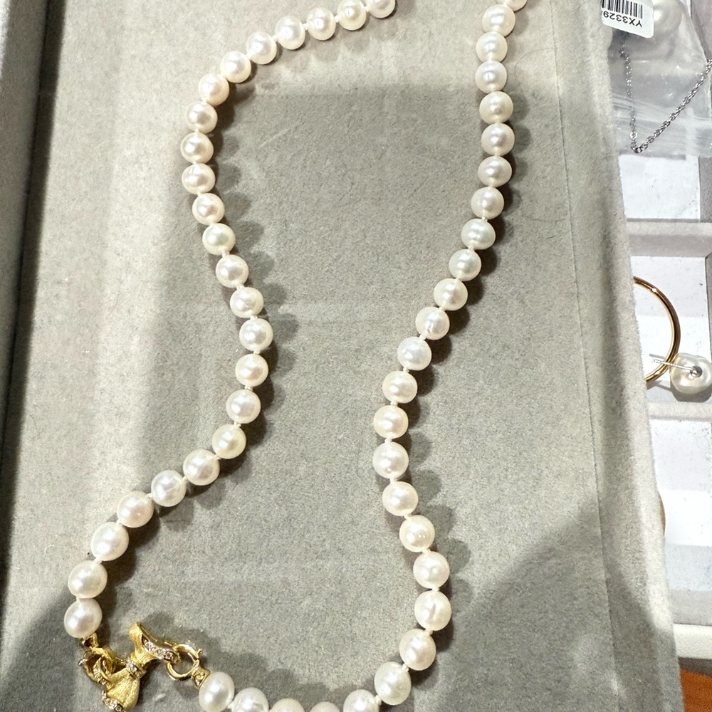 Elegant Pearl Necklace with Gold Accents